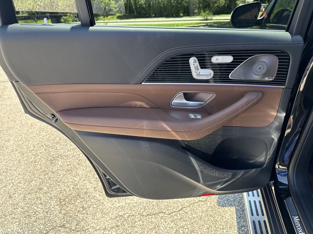 Vehicle image 27 of 39