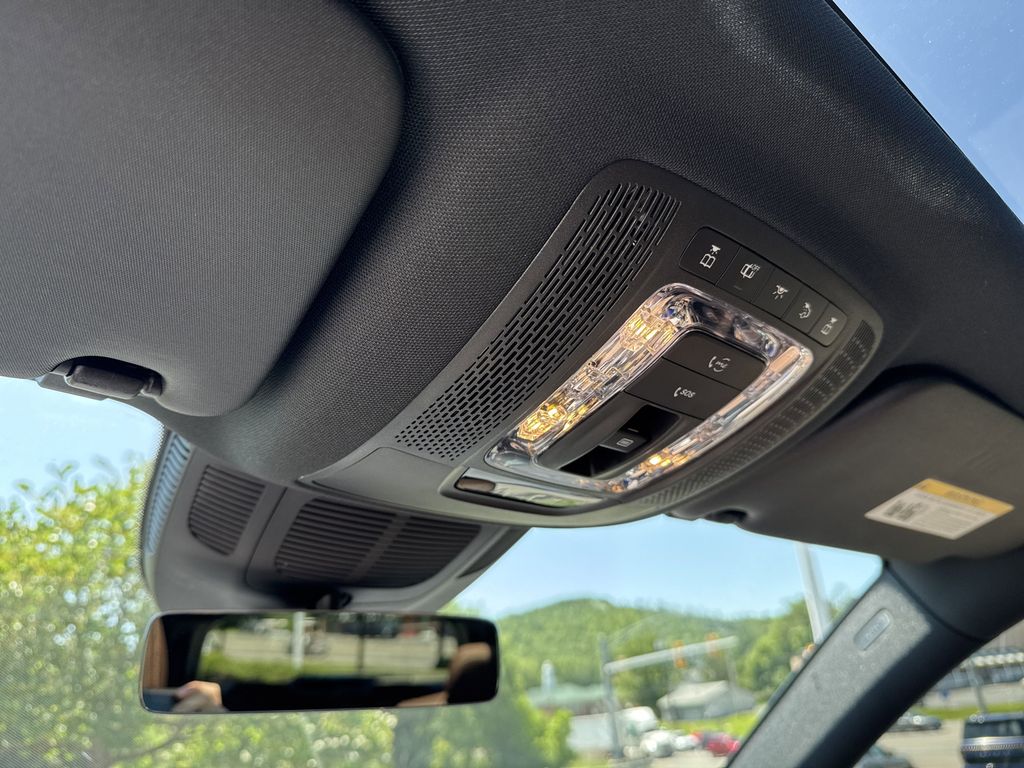 Vehicle image 32 of 39