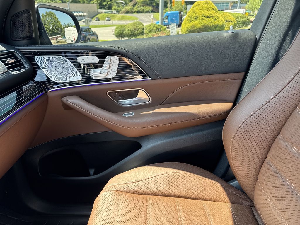 Vehicle image 21 of 39