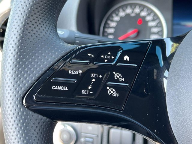 Vehicle image 27 of 32