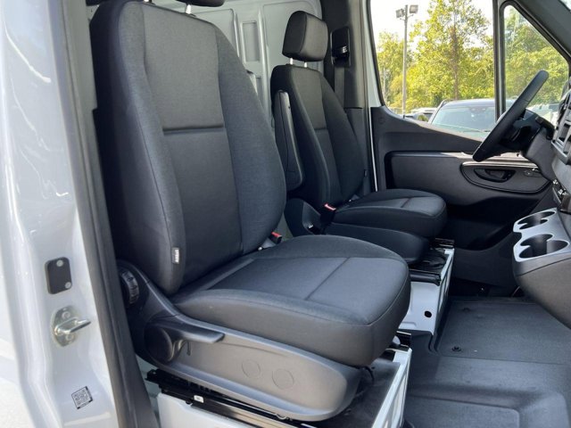 Vehicle image 24 of 32