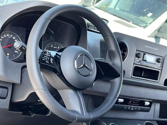 Vehicle image 11 of 32