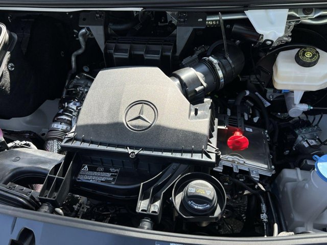 Vehicle image 25 of 32