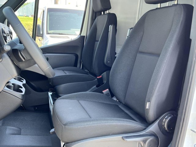 Vehicle image 8 of 32