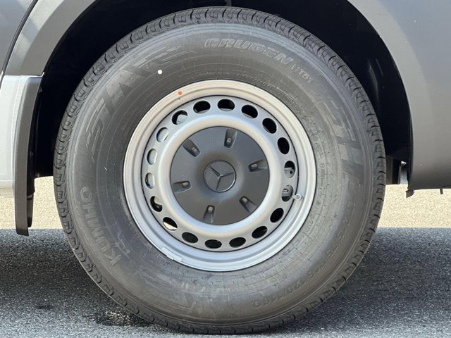 Vehicle image 7 of 32