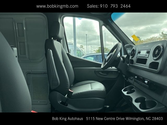 Vehicle image 17 of 44