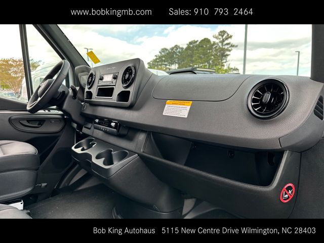 Vehicle image 33 of 44