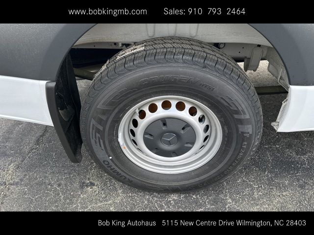 Vehicle image 16 of 44