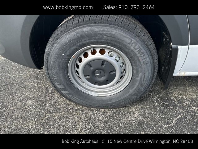 Vehicle image 10 of 44
