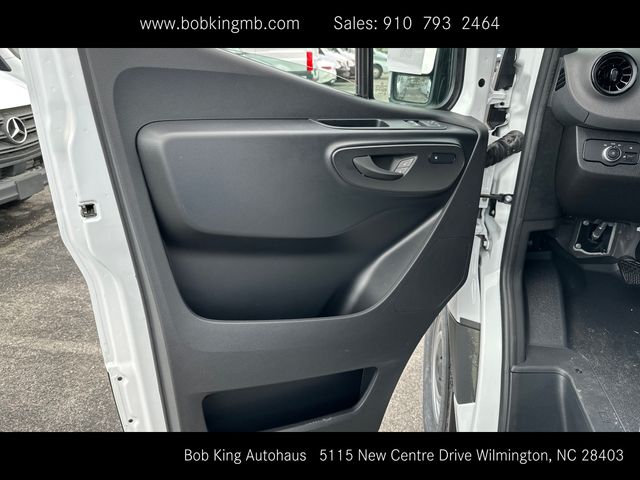 Vehicle image 27 of 44