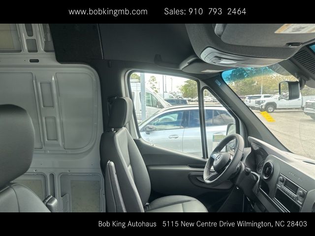 Vehicle image 18 of 44