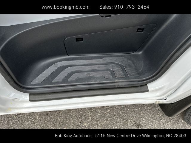 Vehicle image 32 of 44