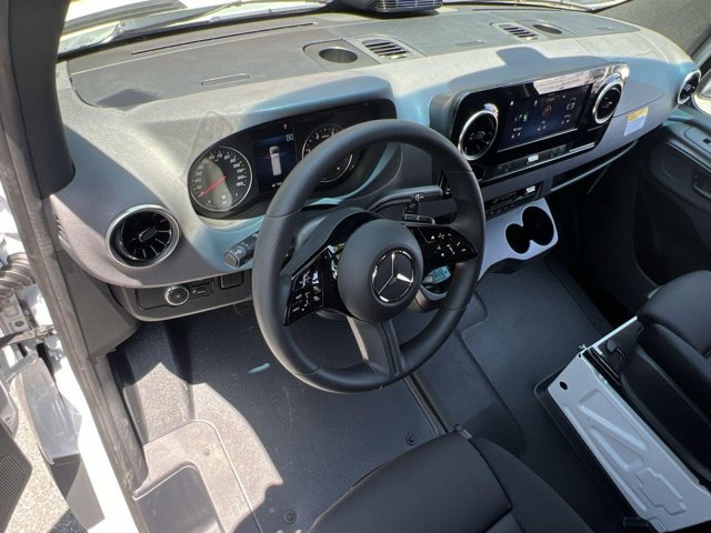Vehicle image 15 of 32