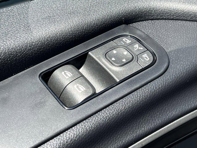 Vehicle image 25 of 32