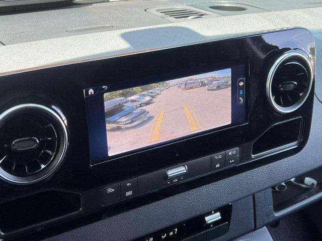 Vehicle image 18 of 32