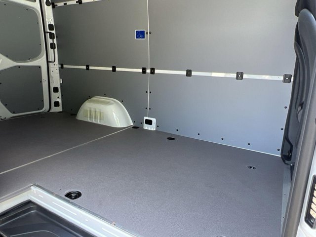 Vehicle image 10 of 32