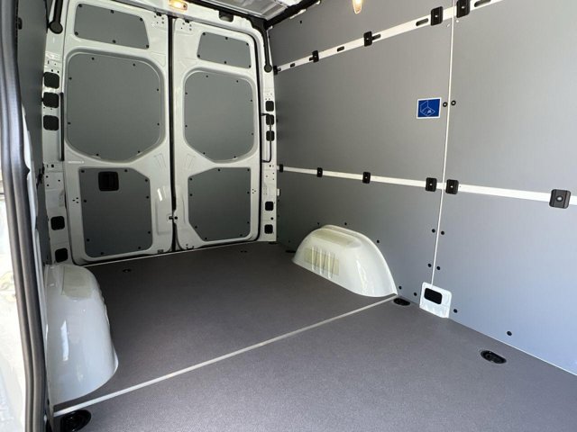 Vehicle image 11 of 32