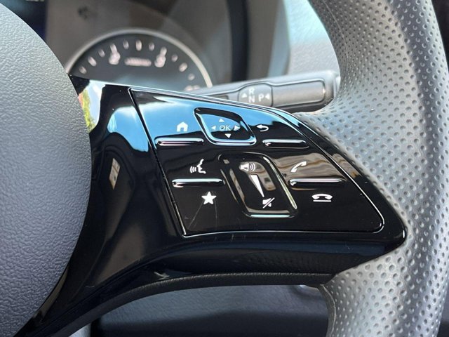 Vehicle image 22 of 32