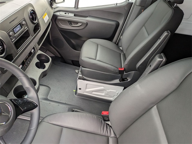 Vehicle image 10 of 19