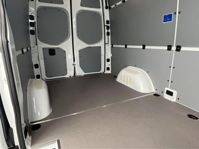 Vehicle image 21 of 33