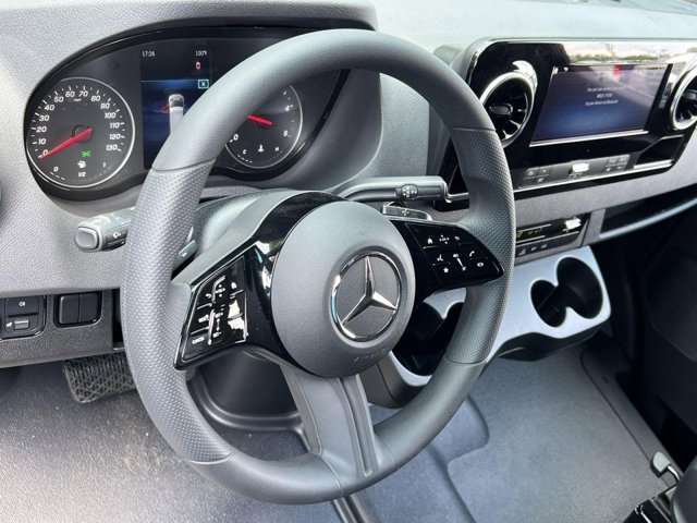 Vehicle image 14 of 32