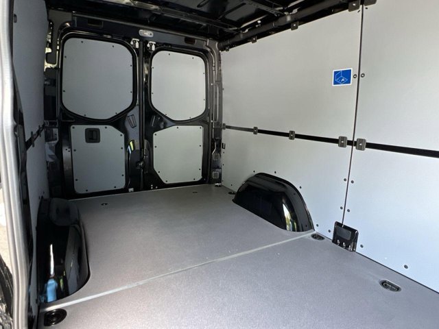 Vehicle image 26 of 32