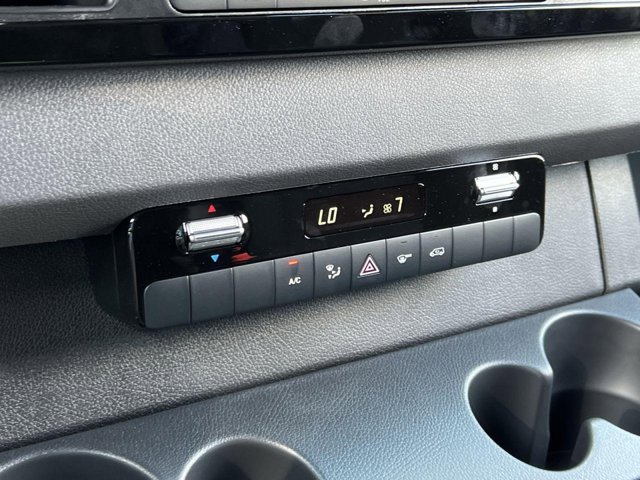 Vehicle image 31 of 32