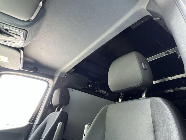 Vehicle image 27 of 32