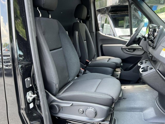 Vehicle image 11 of 32