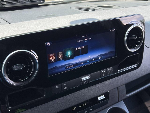 Vehicle image 17 of 32