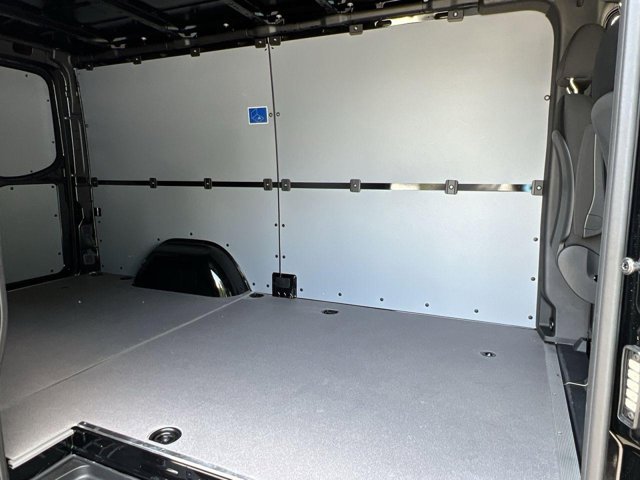 Vehicle image 28 of 32