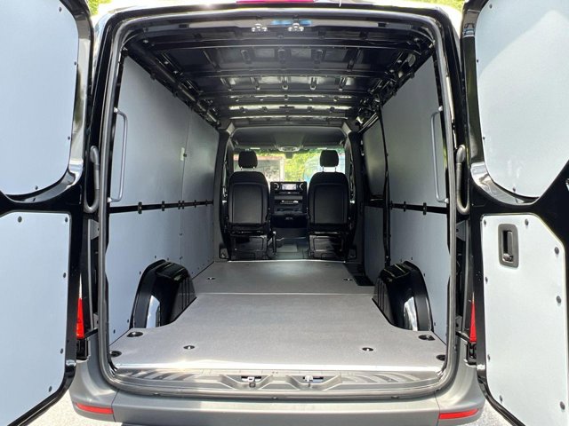 Vehicle image 10 of 32