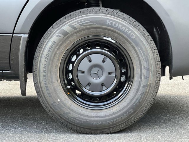 Vehicle image 8 of 32