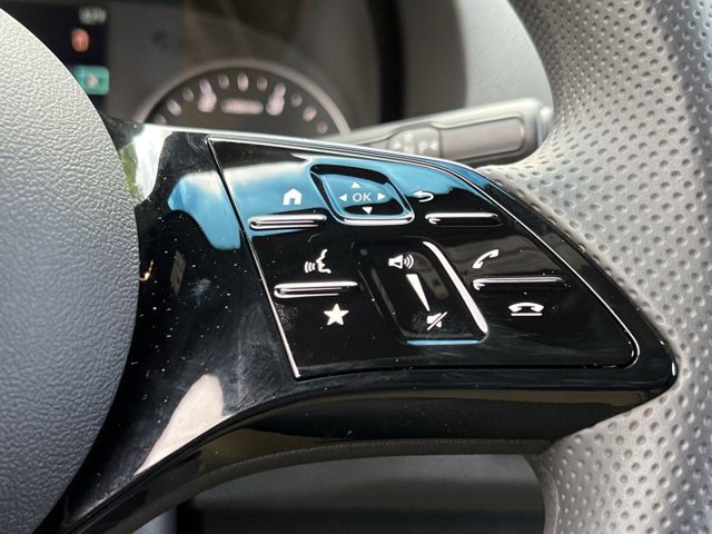 Vehicle image 27 of 33