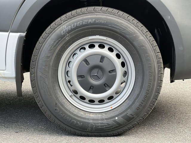 Vehicle image 7 of 33