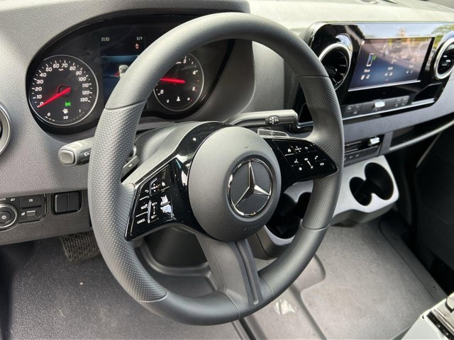 Vehicle image 11 of 33