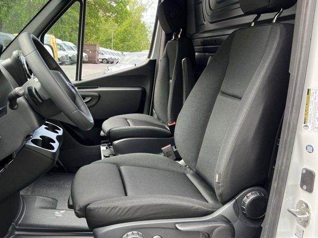 Vehicle image 8 of 33