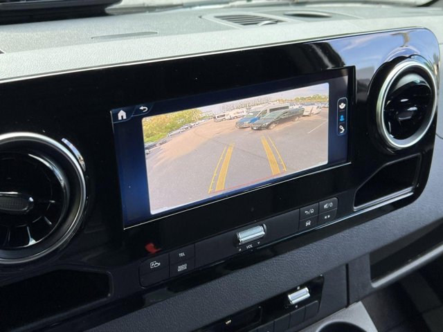Vehicle image 14 of 33