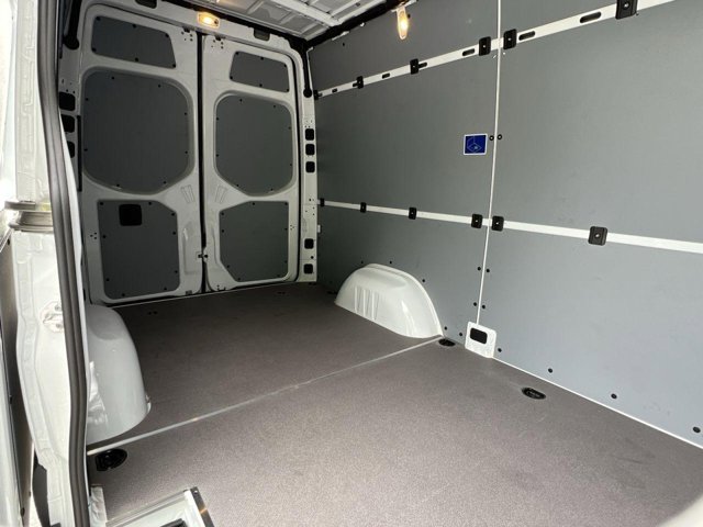 Vehicle image 21 of 33