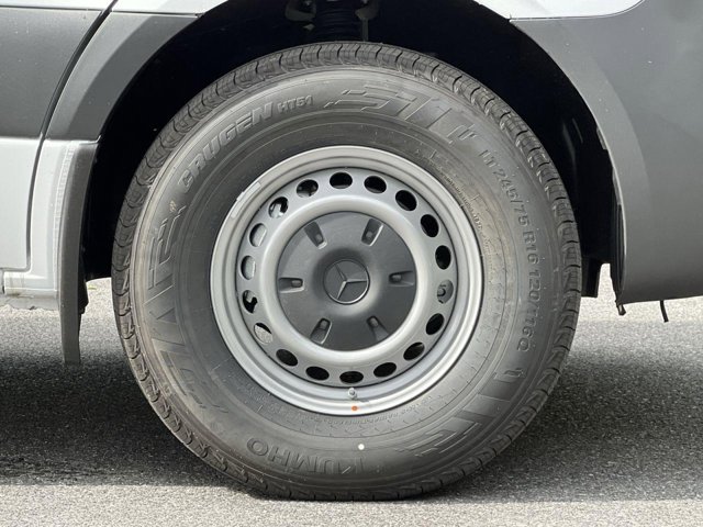 Vehicle image 7 of 33
