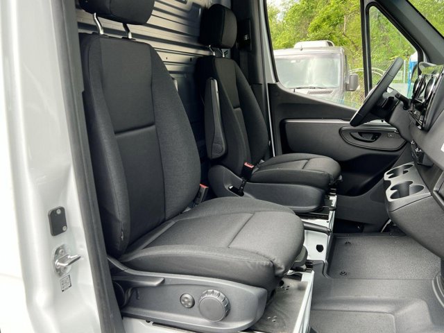 Vehicle image 24 of 33