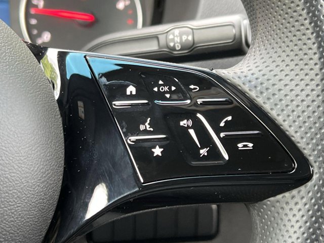 Vehicle image 27 of 33