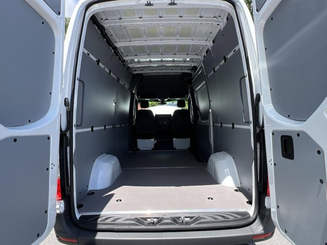 Vehicle image 11 of 31