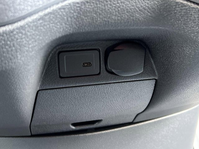 Vehicle image 21 of 31