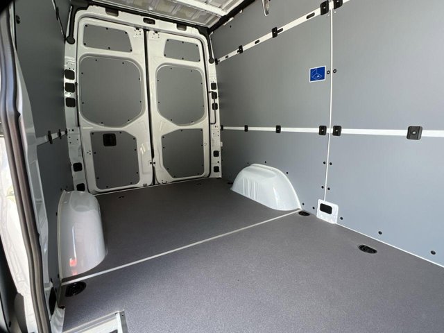 Vehicle image 27 of 31