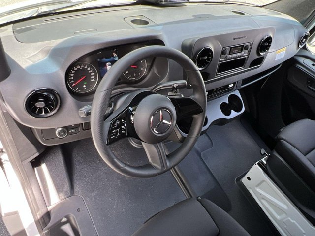 Vehicle image 14 of 31