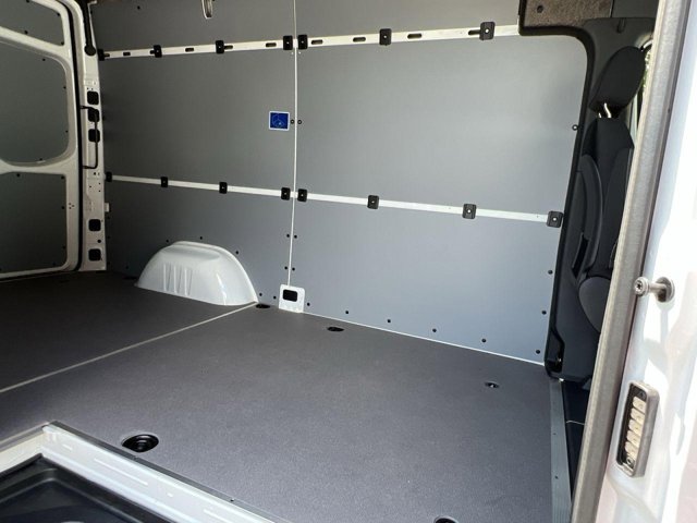Vehicle image 10 of 31