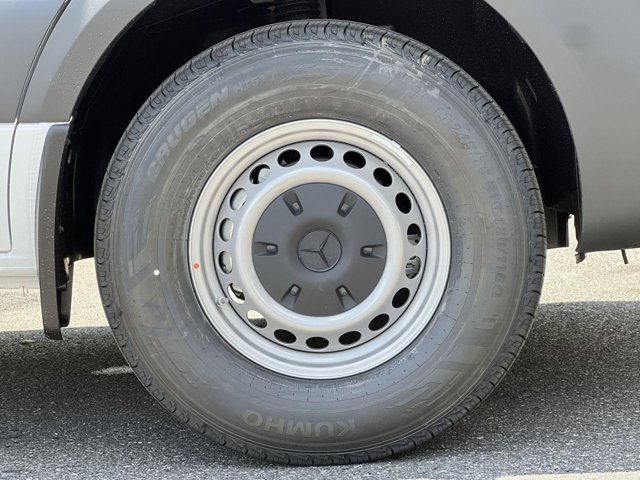 Vehicle image 8 of 31