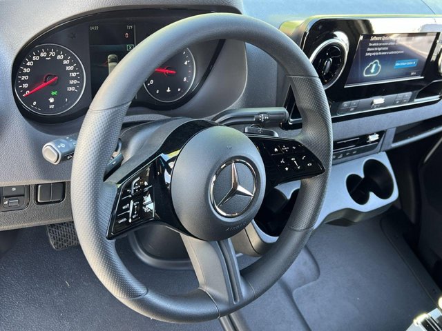 Vehicle image 11 of 32