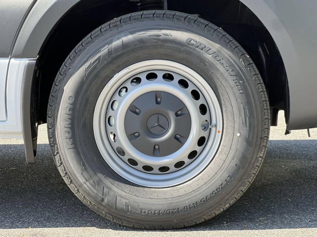 Vehicle image 7 of 32